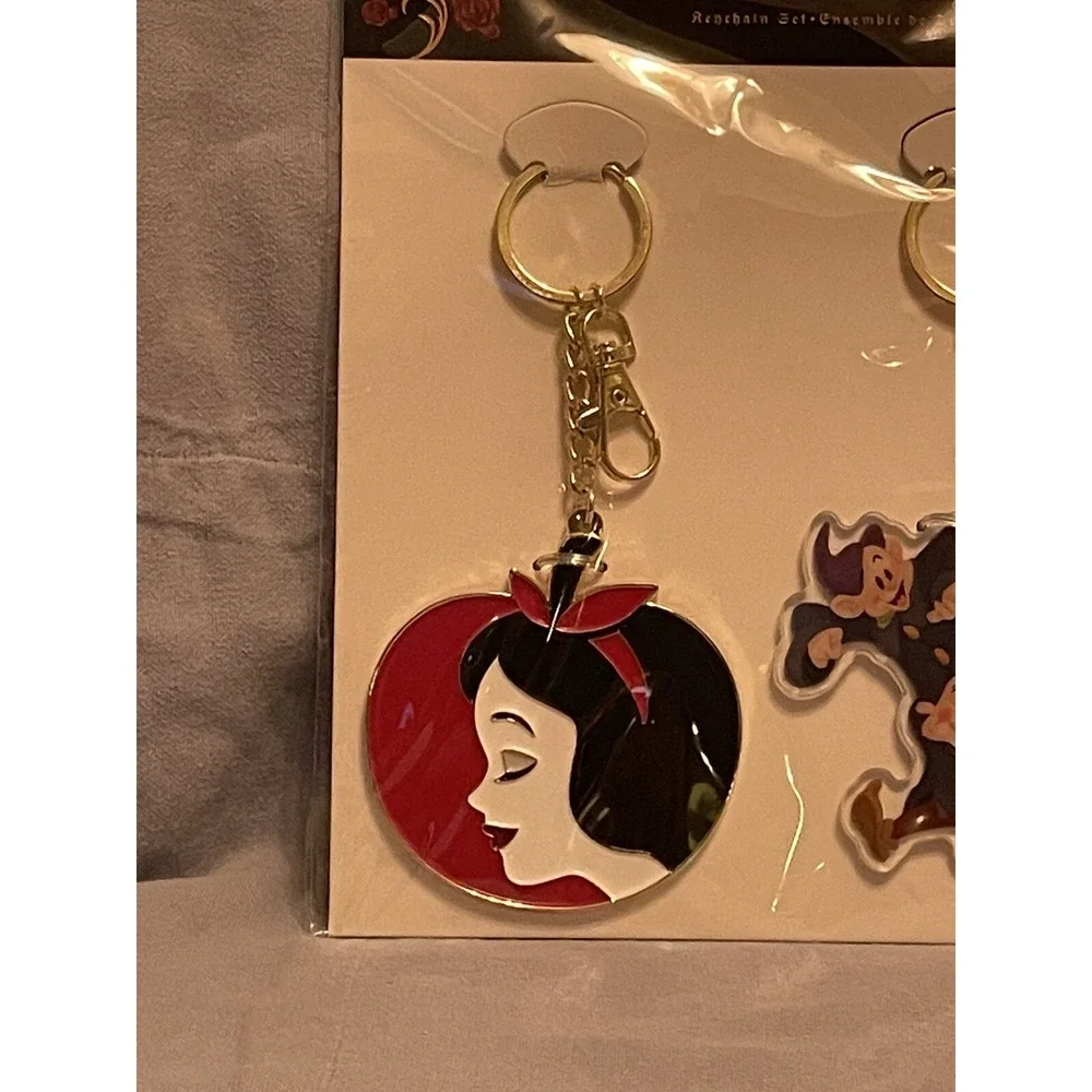 NEW Walt Disney Parks Snow White & The Seven Dwarfs 85th Keychain Set‎ Bag Tag